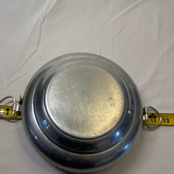 VTG 1950s Hammered Aluminum Covered Casserole Dish with 1.5 qt Pyrex Insert - Picture 11 of 12